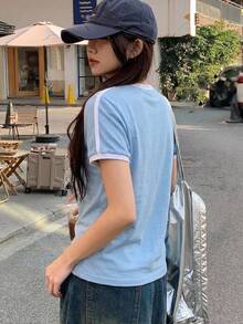 DAZY 女款對比色字母貼飾修身休閒街頭運動風短袖T恤夏季圖案上衣 - 藍色 - 查看 5