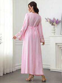 Al Najma Vestido de estilo árabe con bajo acampanado bordado y con cuentas de colores, cuello redondo y mangas de campana - Rosa - Ver 3