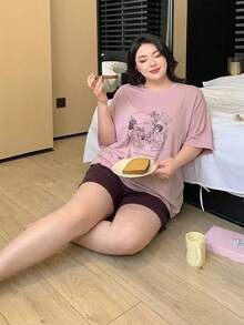 Dazy Plus 夏季圖案印花寬鬆短袖上衣與鬆緊腰短褲睡衣套裝 - 淺灰紫 - 查看 3