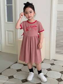 Dazy Kids 女童圓領對比滾邊字母印花蝴蝶結裝飾百褶休閒日常連身裙 夏季 - 西瓜粉 - 查看 4