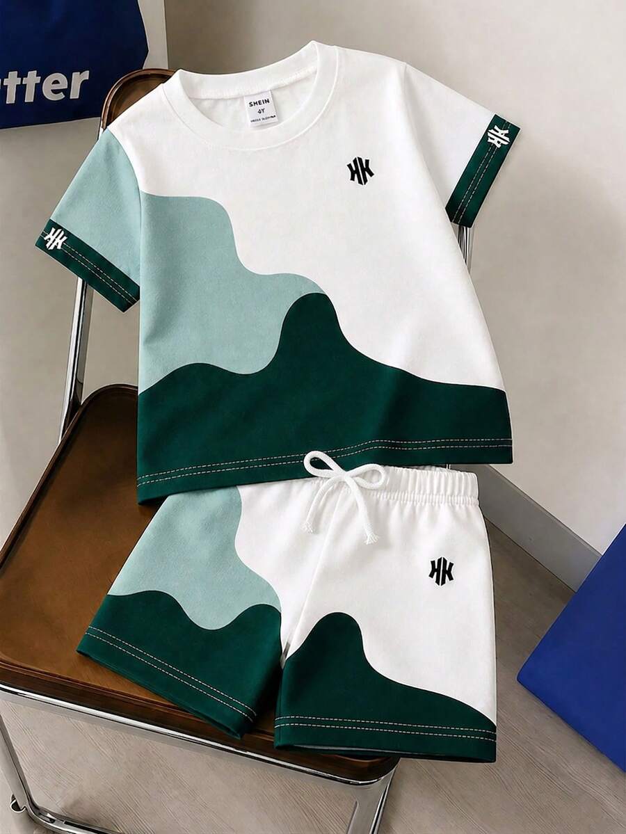 男童經典幾何圖案清新綠色與白色拼接波浪印花多色針織舒適柔軟圓領短袖T恤,搭配相配彈性腰白色蝴蝶結裝飾短褲套裝,男童T恤與短褲套裝,男童短袖與短褲套裝,男童服裝,男童2件套,適合夏季,簡單,適合海灘、運動、度假,簡單百搭,適合各種夏季場合,適合4Y-7Y - 彩色 - 查看 1