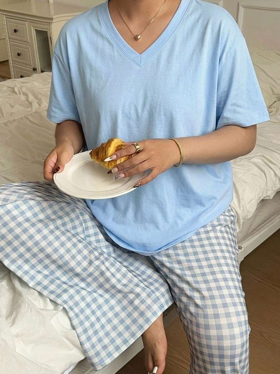 Dazy Plus 休閒居家兩件套 素色圓領短袖上衣 格紋長版寬鬆睡褲 大尺碼女款 春夏睡衣套裝 - 藍色 - 查看 1