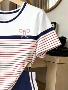 SHEIN 1套青少年女孩極簡休閒舒適時尚簡約百搭個性化條紋蝴蝶結圖案印花T恤配白色條紋短褲2件套日常穿著適用於春夏秋季上衣 - 彩色 - 查看 7
