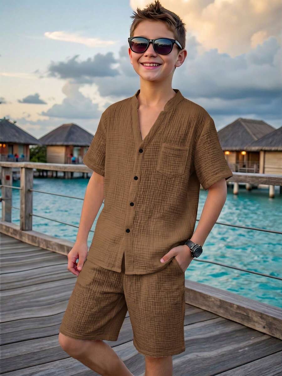 SHEIN 青少年男孩純色圓領短袖鈕扣襯衫與彈性腰短褲2件套,適合通勤、上學、日常休閒外出、運動,春夏季適用 - 棕色 - 查看 1