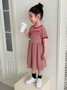 Dazy Kids 女童圓領對比滾邊字母印花蝴蝶結裝飾百褶休閒日常連身裙 夏季 - 西瓜粉 - 查看 5