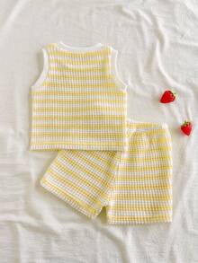 SHEIN Playful Pals 女嬰夏季粉色與白色甜美可愛草莓刺繡條紋無袖背心上衣與短褲套裝，寬鬆舒適版型，適合日常外出、休閒旅行、家庭聚會、戶外玩耍及拍照 - 黃色 - 查看 1