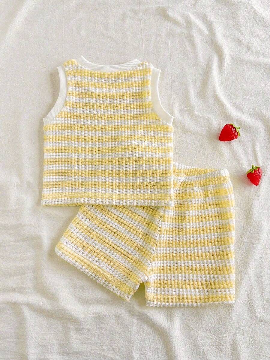 SHEIN Playful Pals 女嬰夏季粉色與白色甜美可愛草莓刺繡條紋無袖背心上衣與短褲套裝,寬鬆舒適版型,適合日常外出、休閒旅行、家庭聚會、戶外玩耍及拍照 - 黃色 - 查看 1