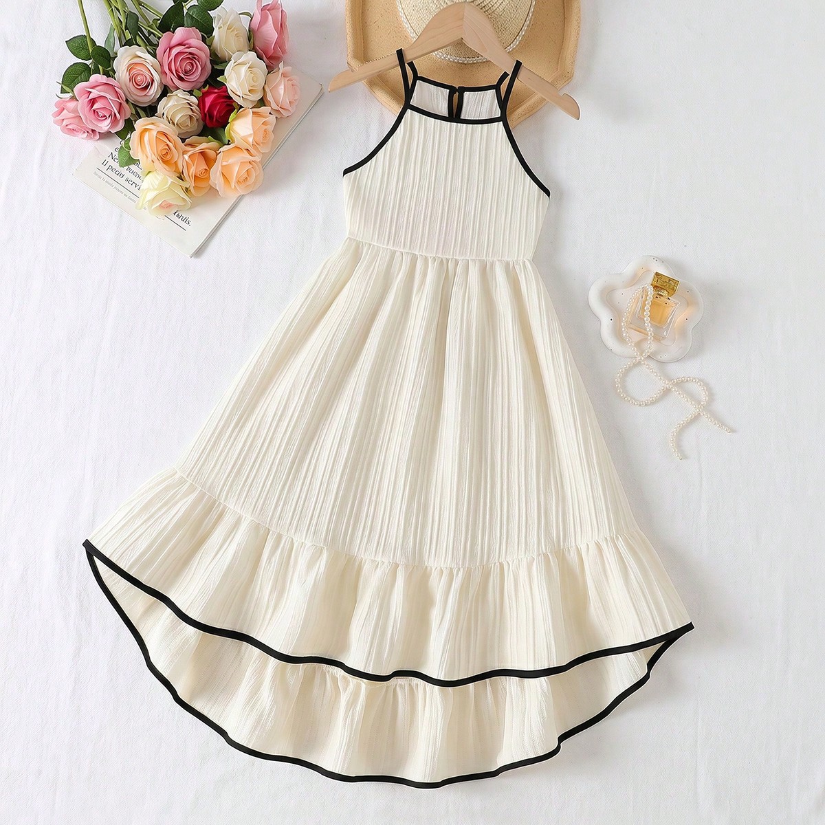 Pieza Vestido de tirantes finos con diseño de lazo y recorte estilo vacaciones tropicales para niña preadolescente, hecho de tela suave y agradable