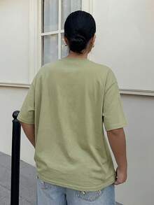 Dazy Plus 字母印花休闲宽松圆领短袖白色T恤，街头风夏季款 - 軍綠色 - 查看 2
