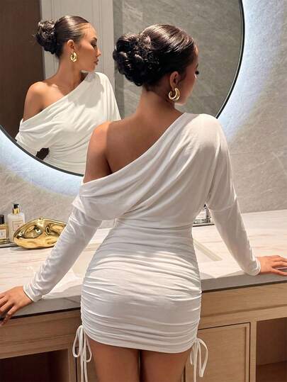 Slaydiva Damen Weißes Off-Shoulder Langarm gerafftes figurbetontes Minikleid mit Kordelzug-Detail - Lässiges Party-Outfit