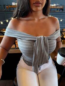 Dazy Plus Top cropped ombro à mostra com listras, elástica, design de amarração e bainha flare, tamanho plus size, sexy, em tecido puro - Cinza - Visão 6
