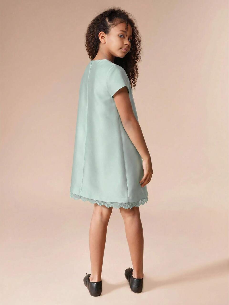 Vestido de línea A con mangas de capa de satén y detalle de encaje en el bajo para niñas preadolescentes, para ocasiones de primavera y verano