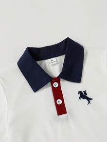 Souflis Souflis 2件組小男孩寬鬆休閒對比色POLO領設計3D刺繡上衣搭配牛仔水洗下擺短褲，對比色POLO領營造多層穿搭感，工藝精湛，新設計簡約時尚，展現男孩個性魅力，適合日常休閒與校園場景，適用於4-7歲兒童夏季穿著需求 - 白色 - 查看 5