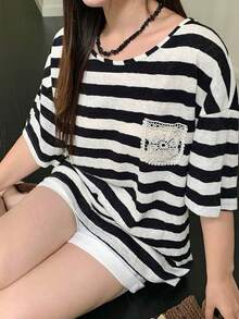 Dazy Plus 拼色蕾絲條紋休閒優雅露背設計寬鬆短袖T恤，黑白配色，大尺碼，春/夏約會之夜校園穿搭 - 黑與白 - 查看 11