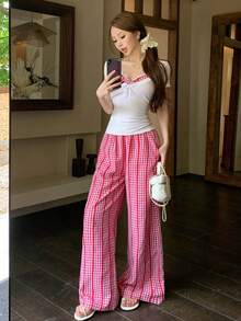 DAZY 3件組女款寬鬆休閒度假風鏤空蕾絲拼接格紋細肩帶背心、直筒長褲與T恤套裝，日常白色紅格紋夏季Y2K穿搭 - 紅色 - 查看 7
