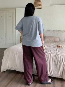 Dazy Plus Bộ áo thun in hình chữ cái và quần pajama rộng kẻ caro, đồ ngủ mùa xuân/hè dành cho nữ cỡ lớn. - Xám - Xem 3