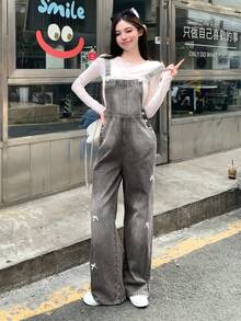 DAZY 闪亮水钻装饰 3D 蝴蝶结复古水洗灰音乐节情人节休闲街头户外直筒牛仔背带裤（女款） - 灰色 - 查看 2