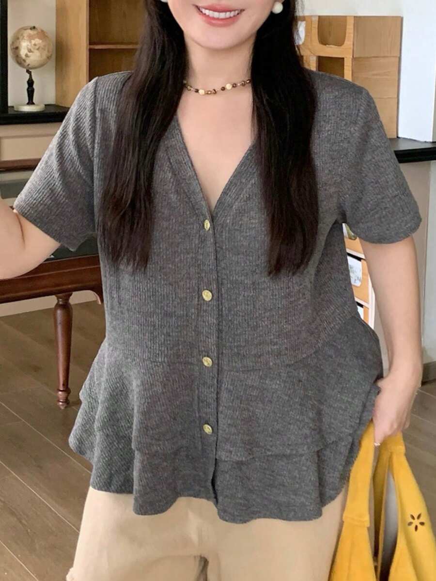 Dazy Plus 大尺碼女款 Polo 領修身金屬鈕扣裝飾夏季短袖 T 恤,可愛校園風上衣 - 灰色 - 查看 1