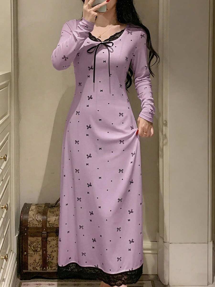 DAZY 蝴蝶結圖案滿版印花對比色蕾絲拼接收腰長洋裝 春夏女款睡袍睡衣 - 淡紫色 - 查看 1