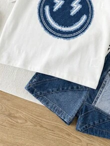 SHEIN 男童 2 件組 T 恤與短褲套裝，牛仔藍臉部印花白色針織圓領短袖套頭 T 恤搭配彈性腰圍蝴蝶結裝飾梭織印花短褲，4Y-7Y，臉部 - 彩色 - 查看 7
