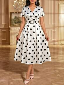 Fleurora Vestido de verano de vacaciones con cuello cruzado, estampado de lunares francés elegante y vintage, con cinturón para mujer - Blanco y Negro - Ver 1