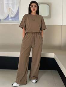 DAZY 女士字母印花宽松圆领T恤和抽绳裤两件套 - 棕色 - 查看 4