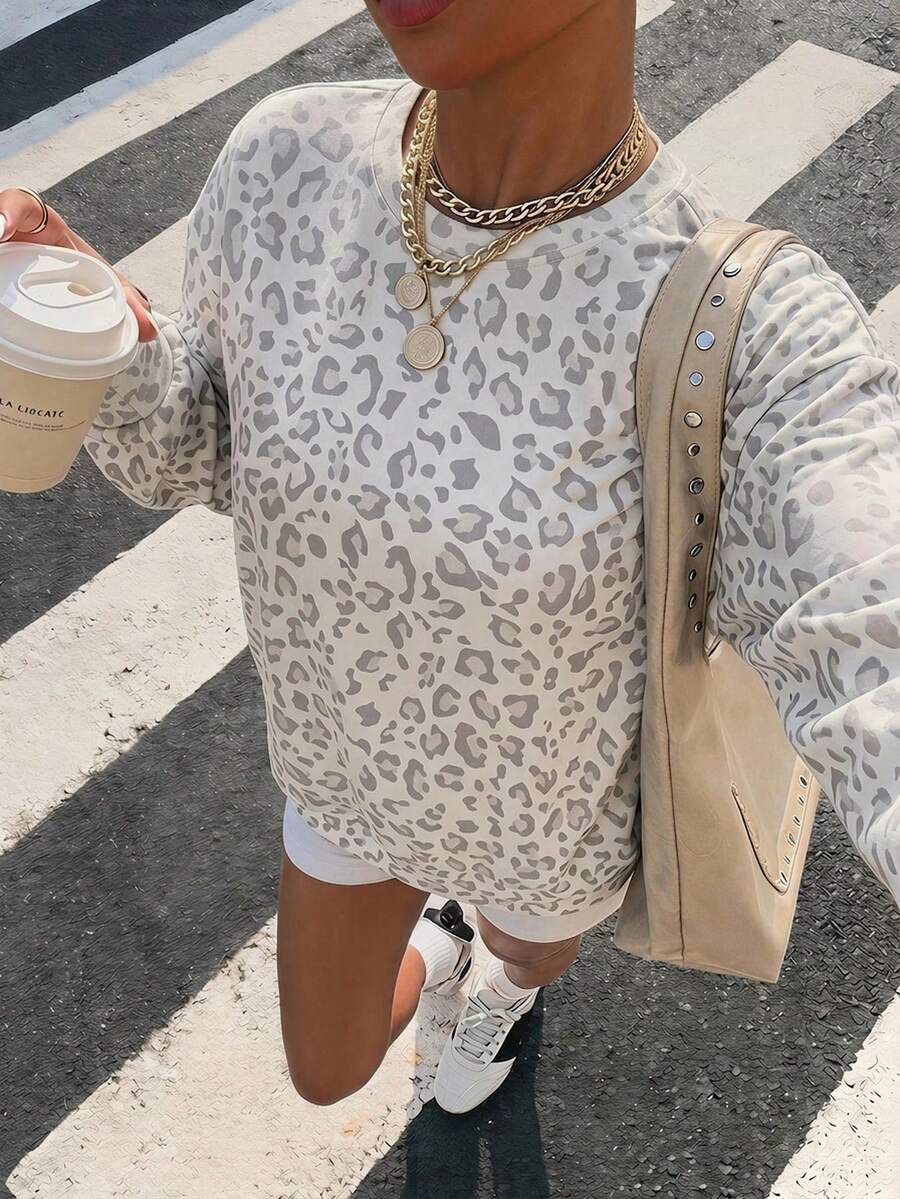 SHEIN EZwear 女款圓領長袖寬鬆運動衫，休閒極簡運動街頭風百搭派對聚會機場 Y2K 上衣，淺灰色豹紋學院風圖案印花運動衫，女款外出穿搭，夏季穿著 - 彩色 - 查看 1