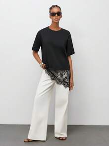 Maija 黑色短袖 T-Shirt，蕾絲下擺拼接，適合夏季與秋季，都市休閒優雅風，舒適好穿，適合日常穿搭、疊穿、上班、夜晚外出與日間穿著 - 黑色 - 查看 6