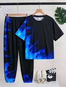SHEIN 兒童 2 件組大童男孩休閒火焰漸層圖案印花圓領短袖上衣褲子套裝，適合兒童穿搭、幼童男孩服飾、返校季、生日派對、晚會、表演、婚禮、洗禮、開學典禮、日常穿著、學校、旅行、運動，春夏 Y2K 哥德風男孩藍色 T 恤藍色圖案短袖上衣 - 黑色 - 查看 4