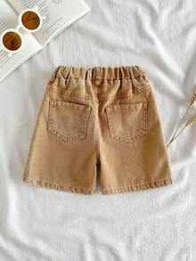 SHEIN Vintaside Kids 男嬰牛仔短褲，夏季熱銷中藍色牛仔色，學院風，簡約休閒舒適，彈性腰帶 + 假鏈條設計，舒適細棉牛仔布，適合日常出遊、旅行、假日聚會，展現獨特街頭風格 - 卡其色 - 查看 3