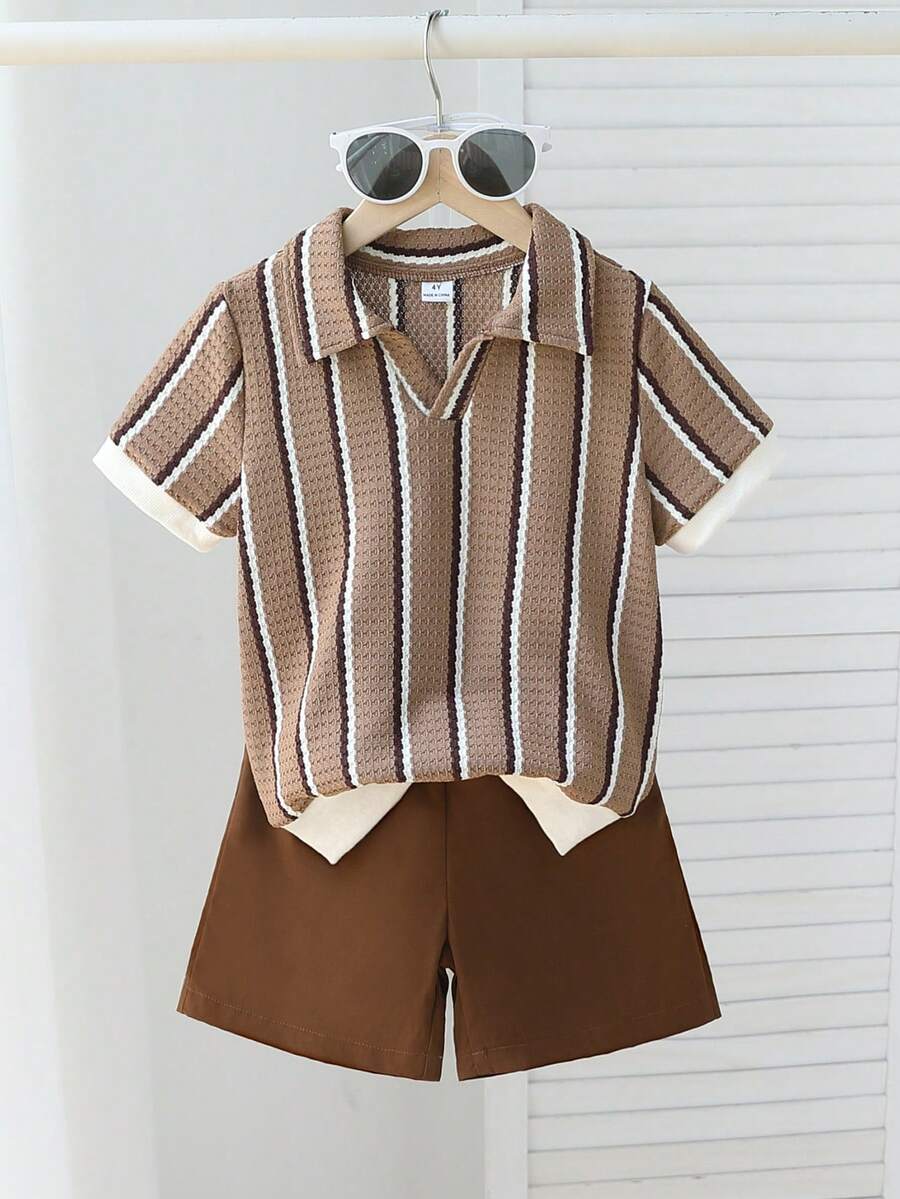 Souflis Souflis 2件組男童幼童套裝,男童套裝,夏季復古條紋紋理短袖POLO衫 + 休閒短褲2件組,上衣特點為翻領小V領設計,華夫格紋理針織條紋面料,復古配色並內建紋理圖案;羅紋袖口和下擺 - 棕色 - 查看 1