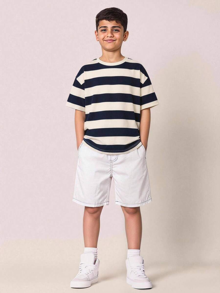 SHEIN 2件/套 青少年男童休閒舒適百搭條紋印花短袖上衣 & 白色對比縫線素色工裝短褲,適合通勤、上學、日常休閒、度假、旅行、運動,春夏季適用 - 白色 - 查看 1