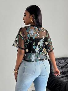 SHEIN PETITE CURVE 夏季度假女款花卉刺繡時尚上衣，女士性感荷葉邊飾，透視落肩圓領寬鬆多彩滿版印花，花卉植物女上衣，春夏季休閒日常穿搭 - 彩色 - 查看 2