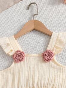 SHEIN Vintaside Kids 女童休閒舒適淺奶油黃方領吊帶上衣，雙層荷葉邊肩帶，肩帶飾3D手工粉色玫瑰，收腰大娃娃風傘裙擺 + 粉色短褲，適合日常穿著、居家、休閒出遊、家庭旅行、小滿月/周歲聚會 - 藕粉色 - 查看 7
