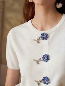 MOTF PREMIUM 春夏溫柔精緻通勤約會款 3D花卉水鑽飾腰部收腰顯瘦短版圓領短袖女款針織上衣 - 白色 - 查看 5