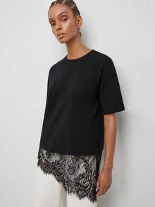 Maija 黑色短袖 T-Shirt，蕾絲下擺拼接，適合夏季與秋季，都市休閒優雅風，舒適好穿，適合日常穿搭、疊穿、上班、夜晚外出與日間穿著 - 黑色 - 查看 5