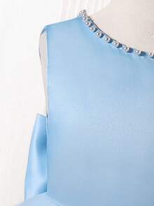 SHEIN X GALILEA Glamorique Kids 年轻女孩蓝色无袖珍珠和领结网眼派对礼服，适合夏季婚礼/生日活动/表演 - 淺藍色 - 查看 3