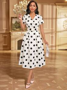 Fleurora Vestido de verano de vacaciones con cuello cruzado, estampado de lunares francés elegante y vintage, con cinturón para mujer - Blanco y Negro - Ver 4