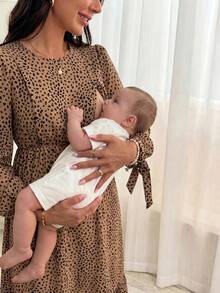 SHEIN Vestido de maternidad de manga larga con estampado dálmata, puño con nudo y bajo con volante para lactancia - Multicolor - Ver 3