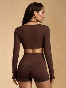 Silquee Conjunto deportivo ajustado de top ultra corto y shorts de unicolor para mujer - Café integral - Ver 6