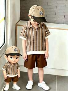 Souflis Souflis 2件組男童幼童套裝，男童套裝，夏季復古條紋紋理短袖POLO衫 + 休閒短褲2件組，上衣特點為翻領小V領設計，華夫格紋理針織條紋面料，復古配色並內建紋理圖案；羅紋袖口和下擺 - 棕色 - 查看 6