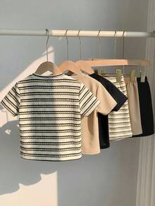 SHEIN 3件/套兒童夏季服裝 小男孩舒適休閒風圓領短袖條紋T恤上衣 梭織貼布裝飾短褲 2件套 超值多件組 適合外出、街頭風、派對、居家與休閒穿著 - 彩色 - 查看 2