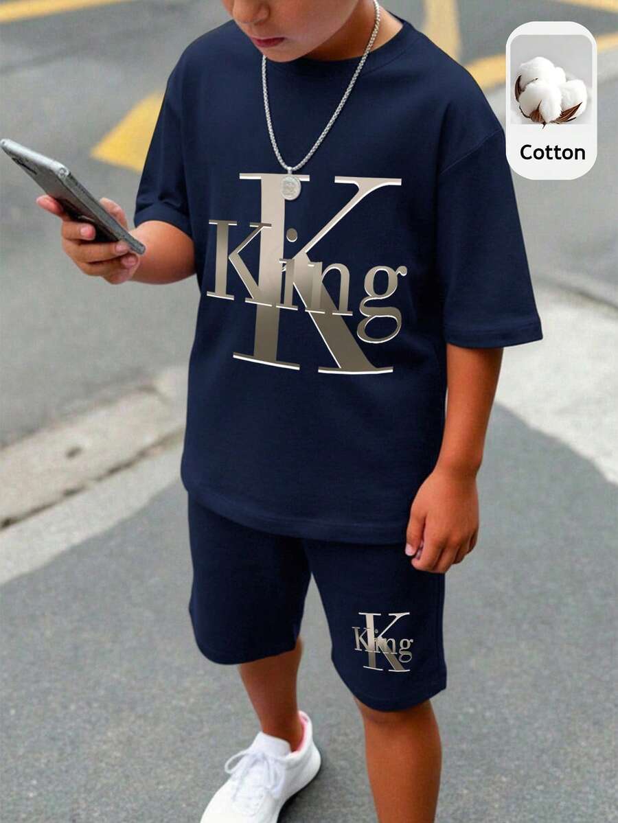 SHEIN 2件組青少年男孩休閒極簡圓領短袖T恤與短褲套裝，時尚經典King文字圖案印花，適合夏季、街頭風、日常穿著、外出、居家、度假、春夏時尚、夏季穿搭、舒適易穿、兒童疊穿、時尚童裝、休閒穿著、兒童運動大學數字圖案T恤、開學季、春夏衣物、返校