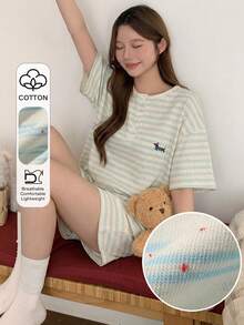 DAZY 女士夏季可爱卡通条纹印花半扣宽松露肩上衣和短裤睡衣套装 - 綠色 - 查看 1