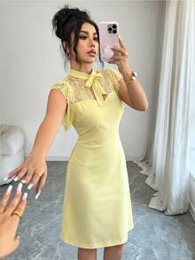 Rafferiza 女款黑色優雅修身蕾絲拼接中長洋裝 - 鵝黃色 - 查看 5