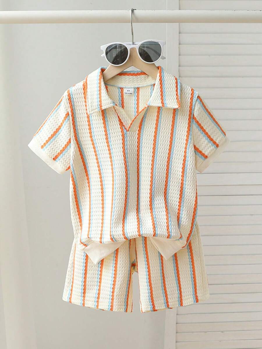 SHEIN Playful Pals 男童夏季條紋休閒套裝,兒童 Polo 領短袖上衣 + 短褲 2件套,質感領短袖 + 短褲 2件套,時尚百搭,適合幼兒園、學校日常、週末出遊、公園玩耍、家庭聚會、居家日常、生日拍照等 - 彩色 - 查看 1
