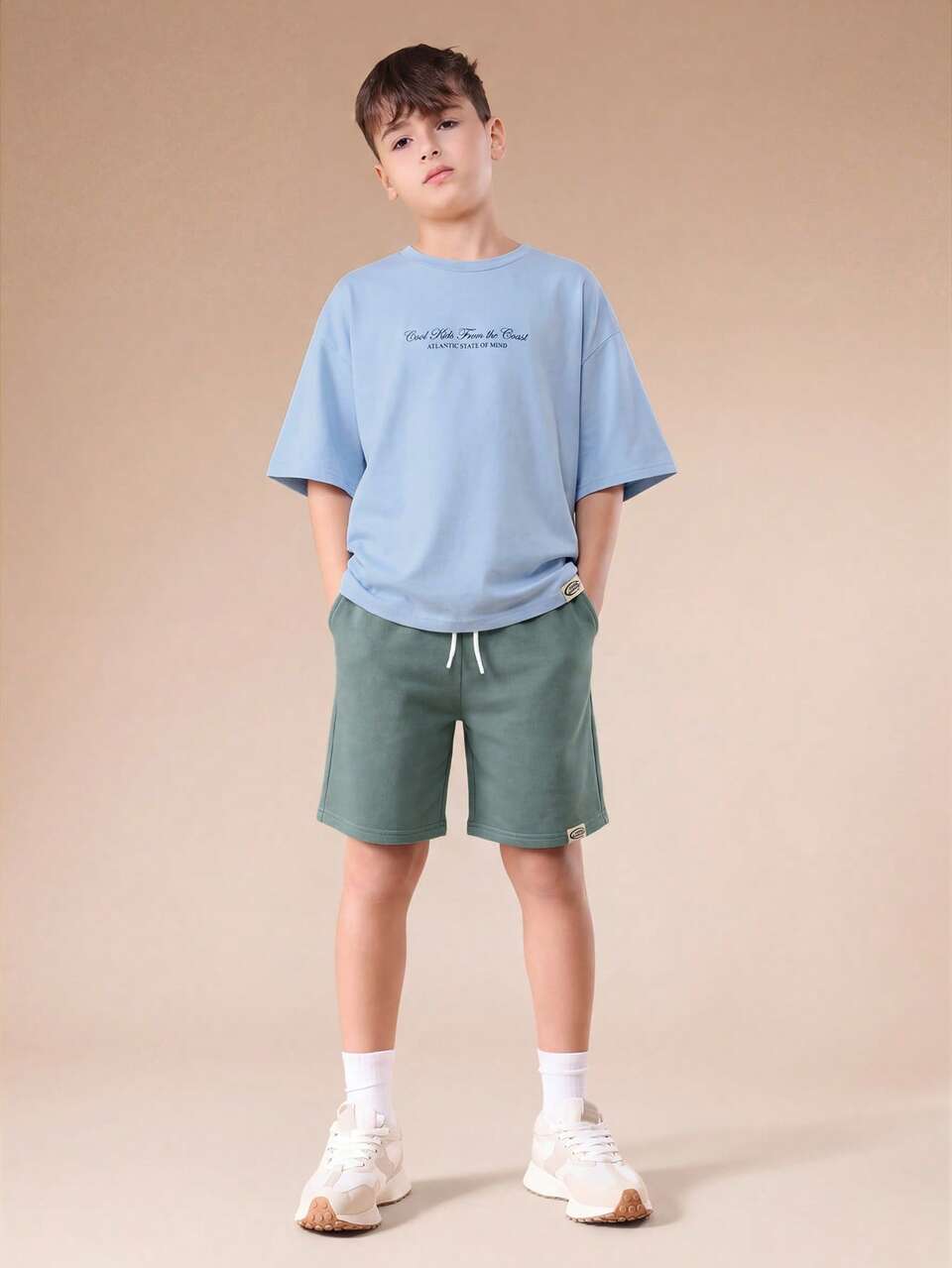 Ensemble deux pièces oversize à coupe décontractée, t-shirt à manches courtes et short à taille élastique avec cordon de serrage. Tenue d'été décontractée et coordonnée pour préadolescentes