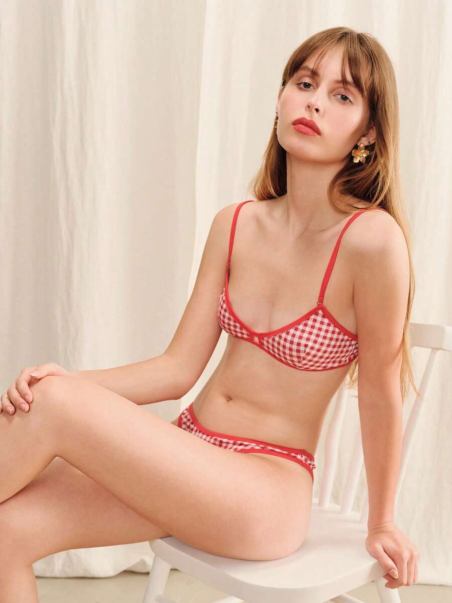 lacRébo Set Pakaian Dalam Kotak-kotak Merah dengan Bra Segitiga Berenda dan Celana Dalam yang Serasi - Red and White - View 1