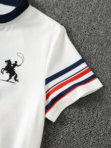 SHEIN 小男孩白色立領夏季短袖POLO衫，袖子印花，馬標誌，深藍色短褲套裝2件組，休閒學院風，舒適時尚，簡約實用百搭，柔軟面料，適合日常穿著、旅行、戶外、度假派對、夏季海灘度假、夏季氛圍、假期、春夏季 - 彩色 - 查看 9