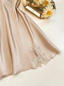 SHEIN Set Piyama Wanita 5 Potong Bahan Sutra Imitasi dengan Atasan Kamisol Leher V Berenda Bordir, Celana Pendek, Celana Panjang, Gaun Dalam, dan Jubah - Khaki - View 6